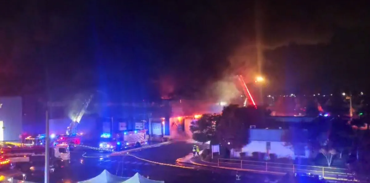 Bomberos activa Alarma General por gran incendio que afecta a fábrica en Buin: Hay 17 mil litros de amoniaco al interior