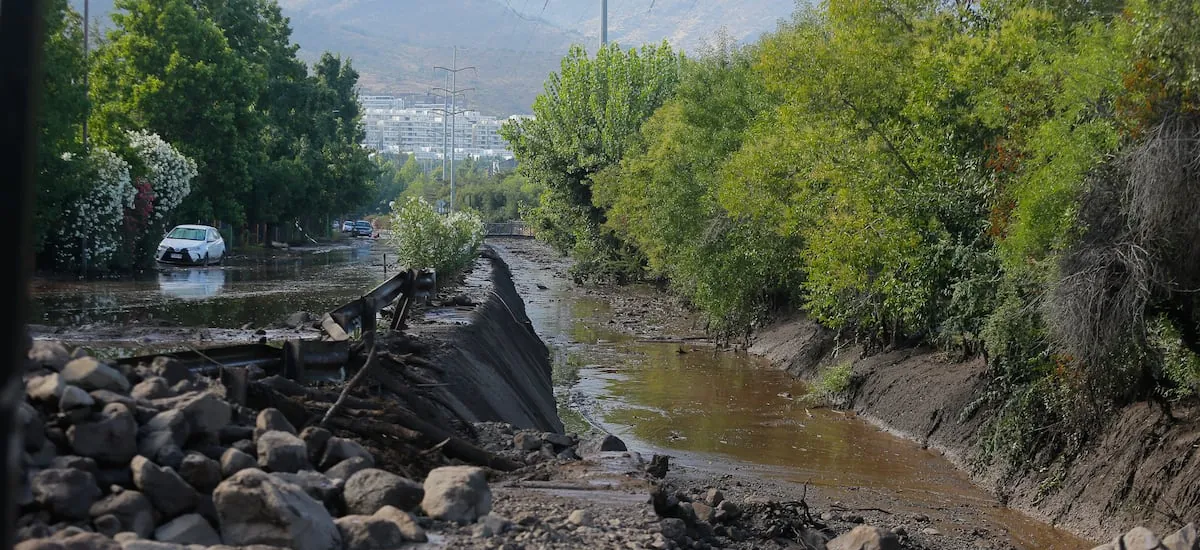 Gobierno monitorea quebradas y evalúa evacuación preventiva de 70 viviendas en Las Condes ante sistema frontal