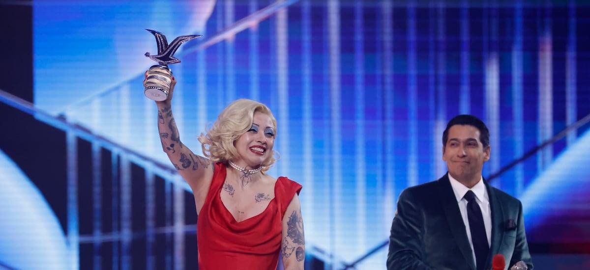 ¡Se lo merece! Mon Laferte recibe la Gaviota de Platino en Viña - La Cuarta
