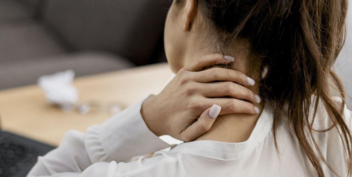 ¿Es peligroso "sonarse" el cuello? Experta lo explica