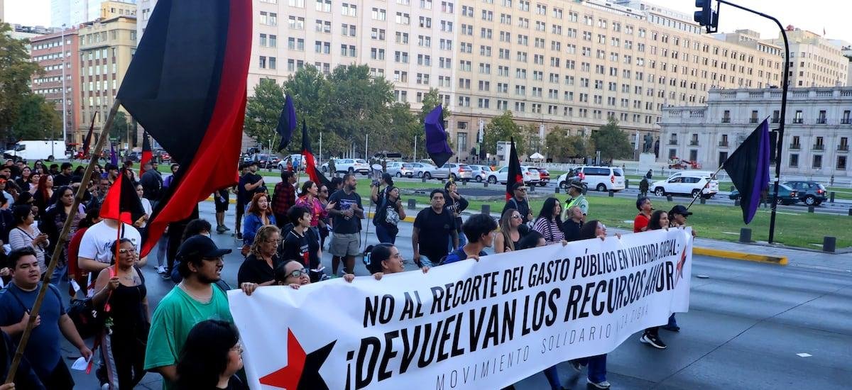 Manifestantes interrumpen tránsito en la Alameda: exigen reponer subsidios habitacionales