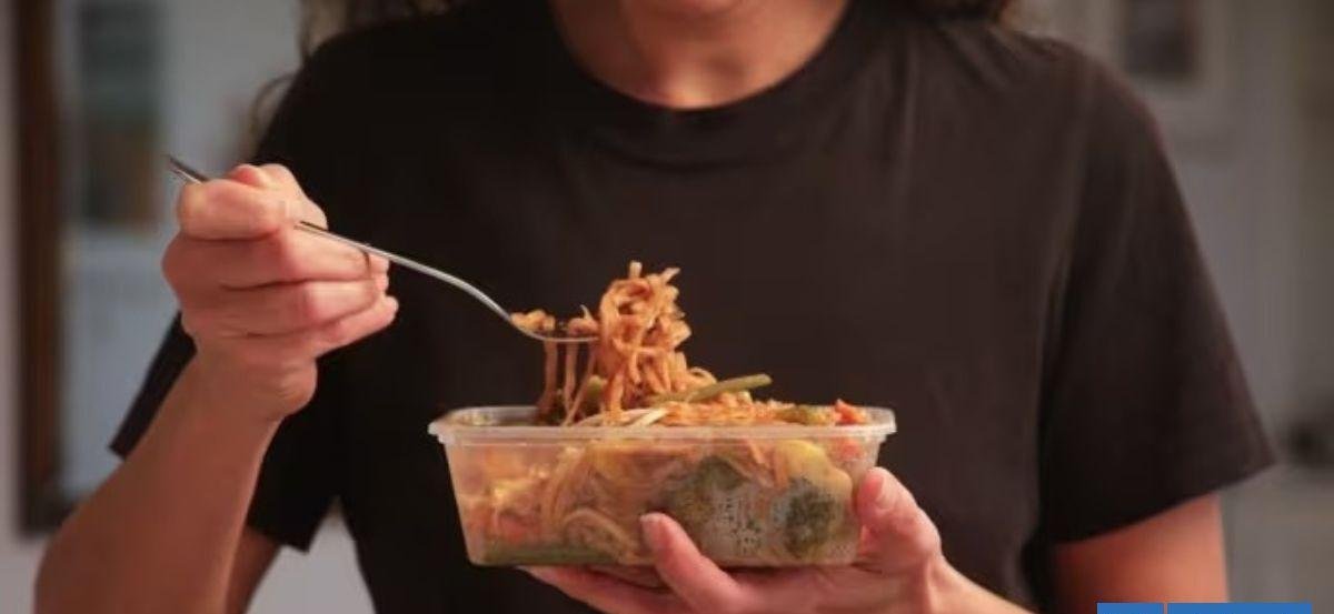 Por qué no deberías calentar tu comida en envases plásticos viejos o rayados y menos en un microondas