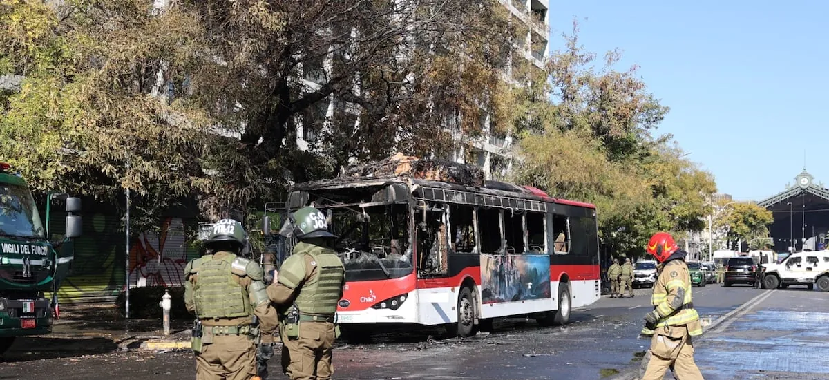Queman bus de transporte público en Estación Central y ministro de Seguridad califica el acto de “gravísimo”