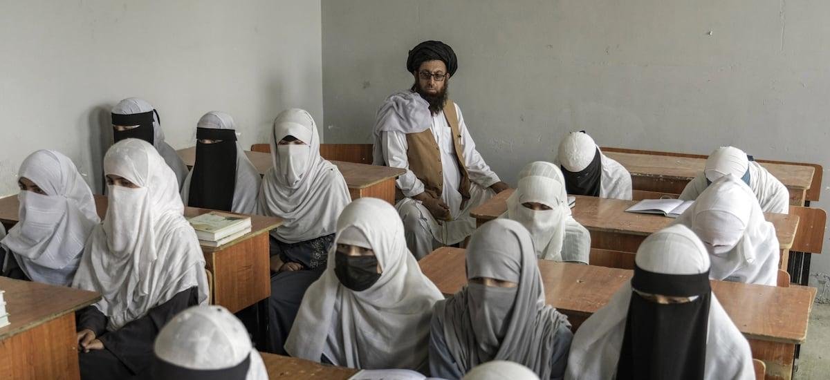 Nuevo código penal de los talibanes en Afganistán legaliza la esclavitud, la violencia y la represión de las mujeres - La Tercera