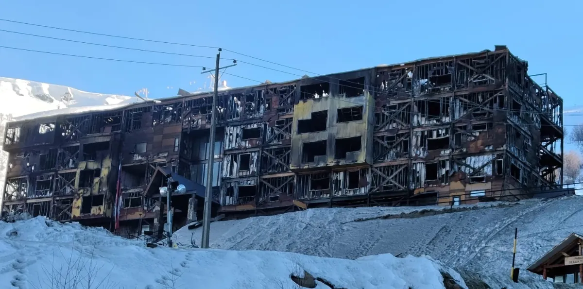 Pérdida total, pasajeros sin documentos y el inicio de la investigación: lo que dejó el incendio en el Hotel Alto Nevados de Chillán
