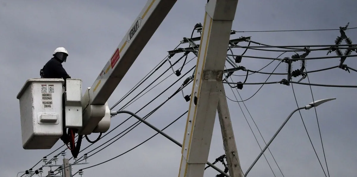 ¿Sin luz por el sistema frontal? Así puedes reportar un corte a CGE, Enel o Chilquinta