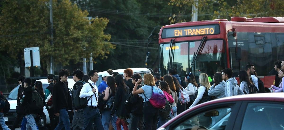 Monitoreo en 39 puntos de Santiago y programación de semáforos: medidas del MOP y MTT para enfrentar el “súper lunes” - La Tercera