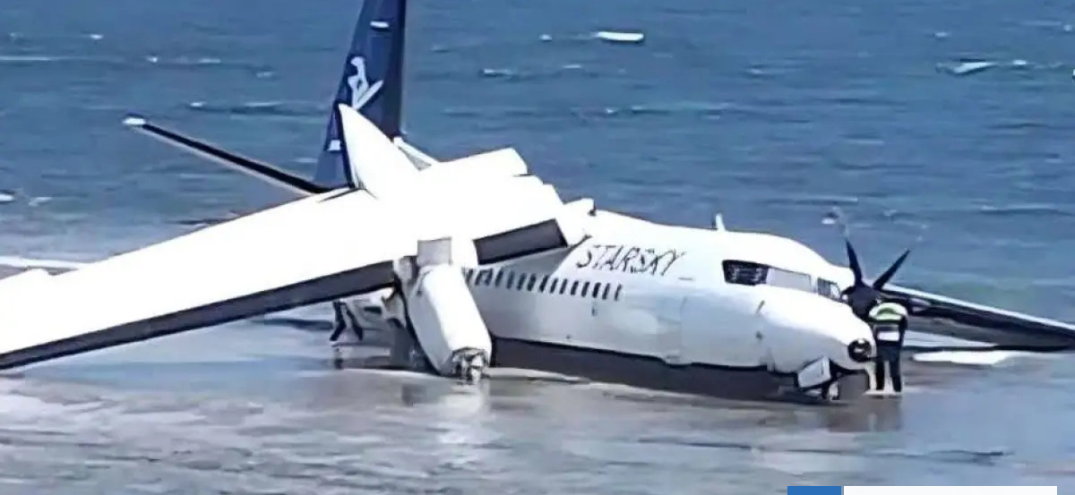 Avión con 50 pasajeros sufre desperfecto técnico y se estrella en una playa en Somalia