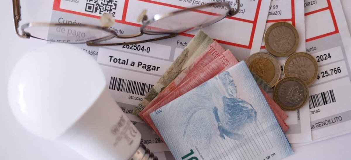 Proponen alza fija en cuentas de la luz para cubrir millonaria deuda: esto subiría la mensualidad de ser aprobada