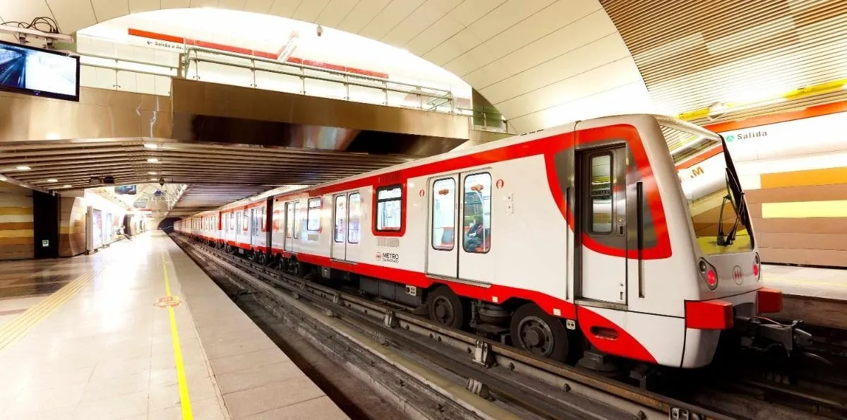 Metro de Santiago cierra dos accesos de estación Los Domínicos por acumulación de agua tras aluvión en Las Condes