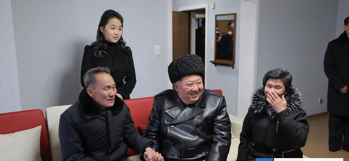 Kim Jong-un inaugura con su hija viviendas para familias de soldados caídos en guerra de Ucrania