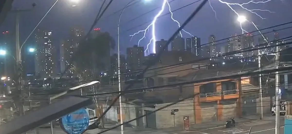 Inusual noche de invierno en Iquique: temperaturas sobre 30 °C, fuertes vientos, lluvias y tormentas eléctricas