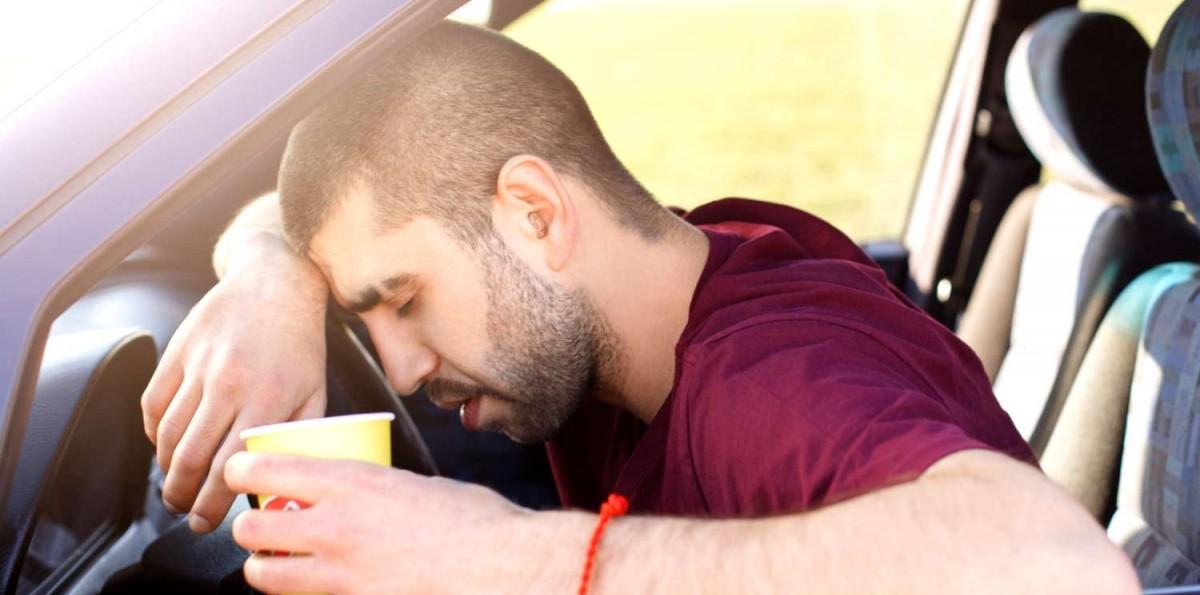 Español fue sorprendido borracho durmiendo en su auto, pero no lo multaron: Estas fueron las razones