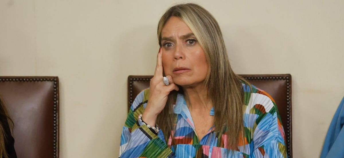 Alcaldesa de Quilpué acusa “ausencia del Estado” y “soberbia” del gobierno tras el megaincendio de 2024