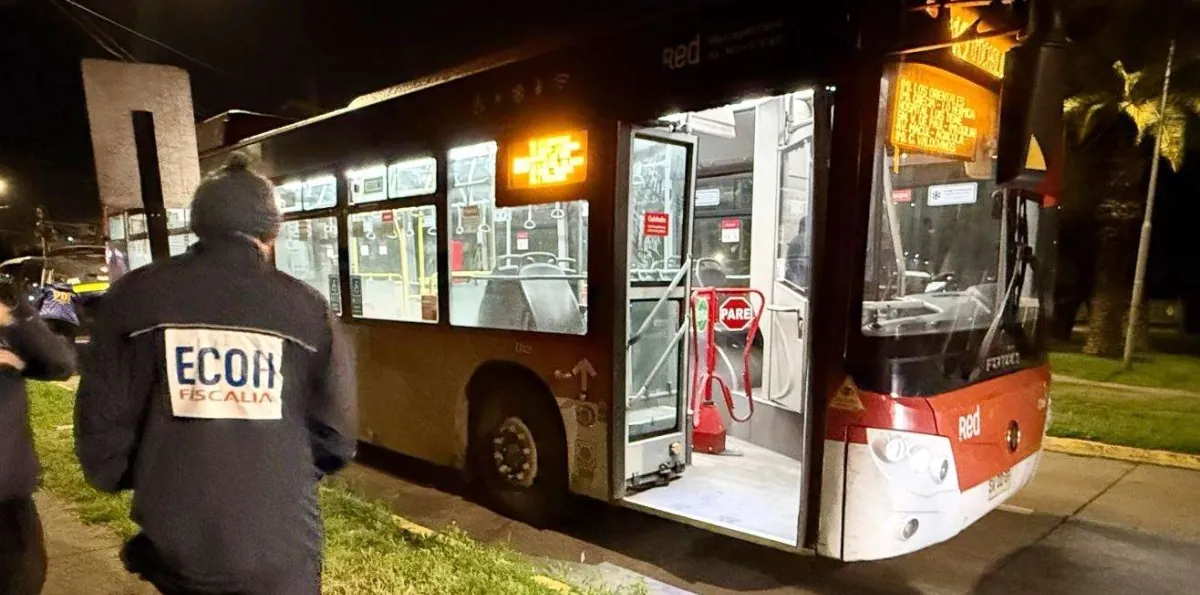 Hombre muere tras ser baleado en Macul: Acompañantes de la víctima amenazaron a chofer de bus RED para llevarlo al hospital