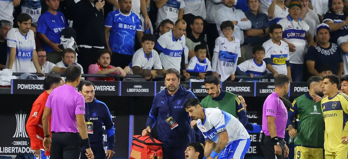 La jugada que provocó la indignación de la UC en el duelo contra Boca Juniors por la Copa Libertadores - La Tercera