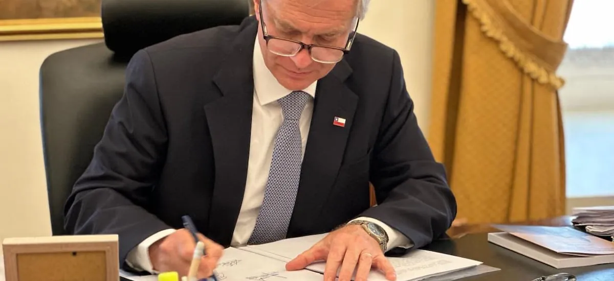 Sin acto, Kast promulga Ley de Reconstrucción: “Chile sigue avanzando también en medio de la emergencia”