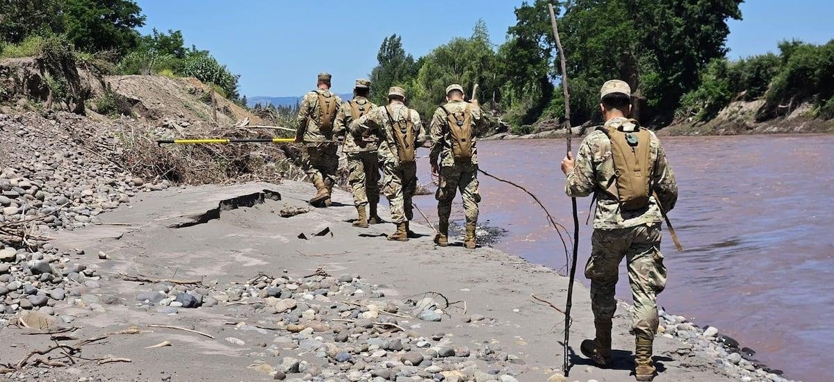 Tres personas están desaparecidas: automóvil es arrastrado por caudal del río Tinguiririca en San Fernando