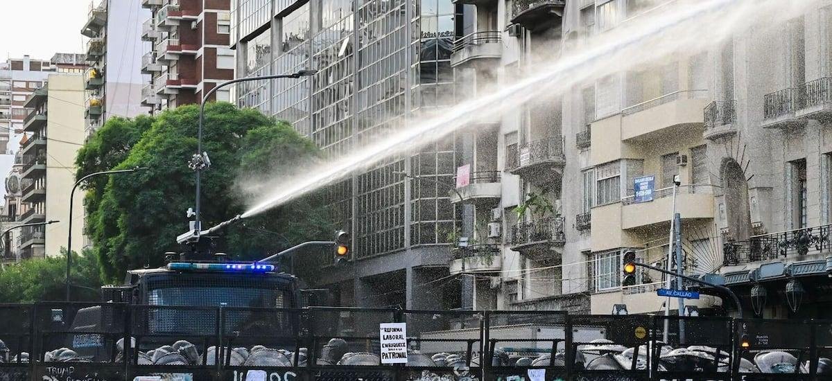 Argentina: se registran disturbios frente al Congreso durante protesta contra la reforma laboral de Milei