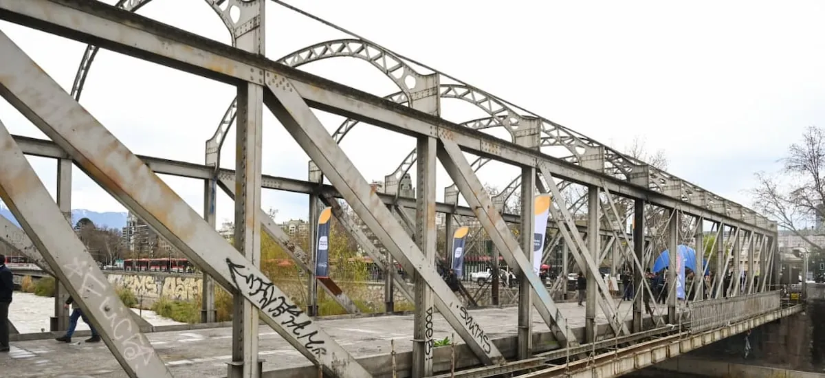 Tras diez años cerrado: alistan renovación del puente Los Carros que conecta Santiago y Recoleta
