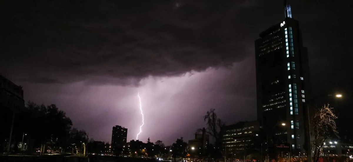 Tormentas eléctricas y lluvia: a qué hora comienzan los efectos del sistema frontal en la Región Metropolitana