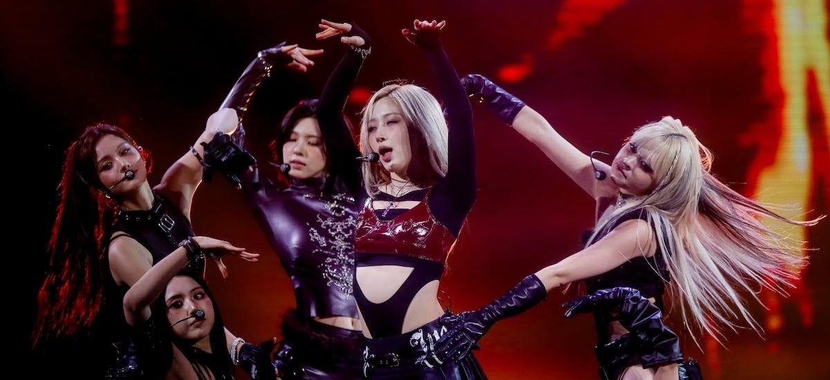 Premios con traductor, despliegue coreográfico y Kidd Voodoo: el debut del k-pop de NMIXX arrasa en Viña - La Tercera