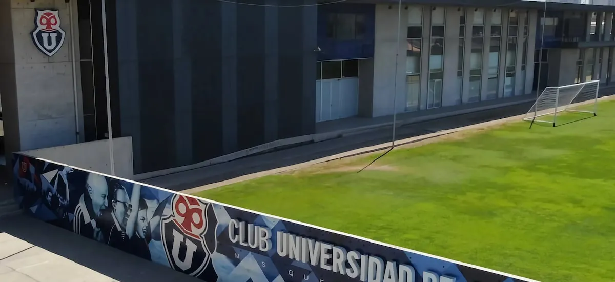 La Universidad de Chile golpea a Azul Azul: “Resulta inaceptable que se continúe con el uso de su nombre y sus símbolos”
