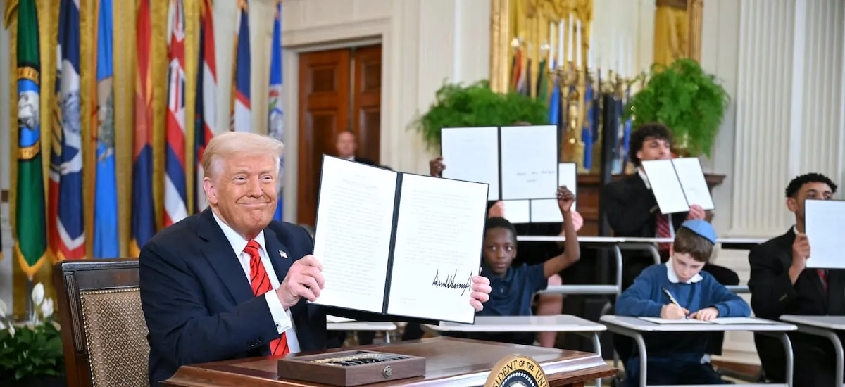 Trump firma una orden para cambiar el nombre del lago Ontario por lago América