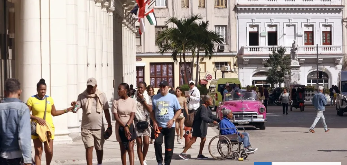 Cuba empieza a cerrar hoteles y reubicar turistas ante el desabastecimiento de combustible