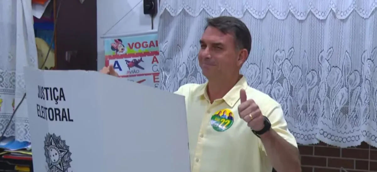 Flávio Bolsonaro vota en Río y confía en ganar en primera vuelta: “Brasil necesita cambio”