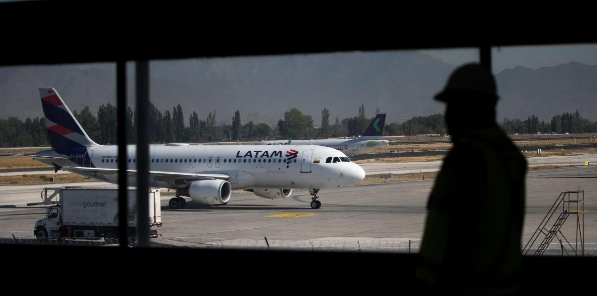 "El explosivo está en la aeronave": La prohibición que sufre pasajero "bromista" que levantó falsa alarma en aeropuerto