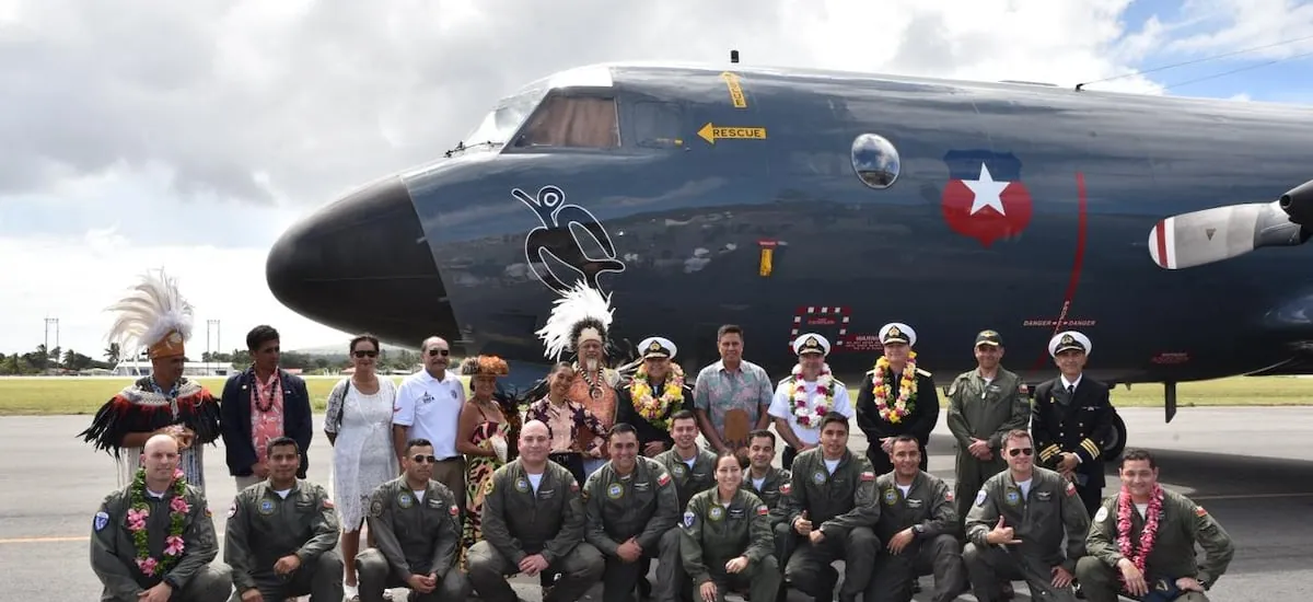 Avión de la Armada recibe símbolo de Rapa Nui en ceremonia con isleños