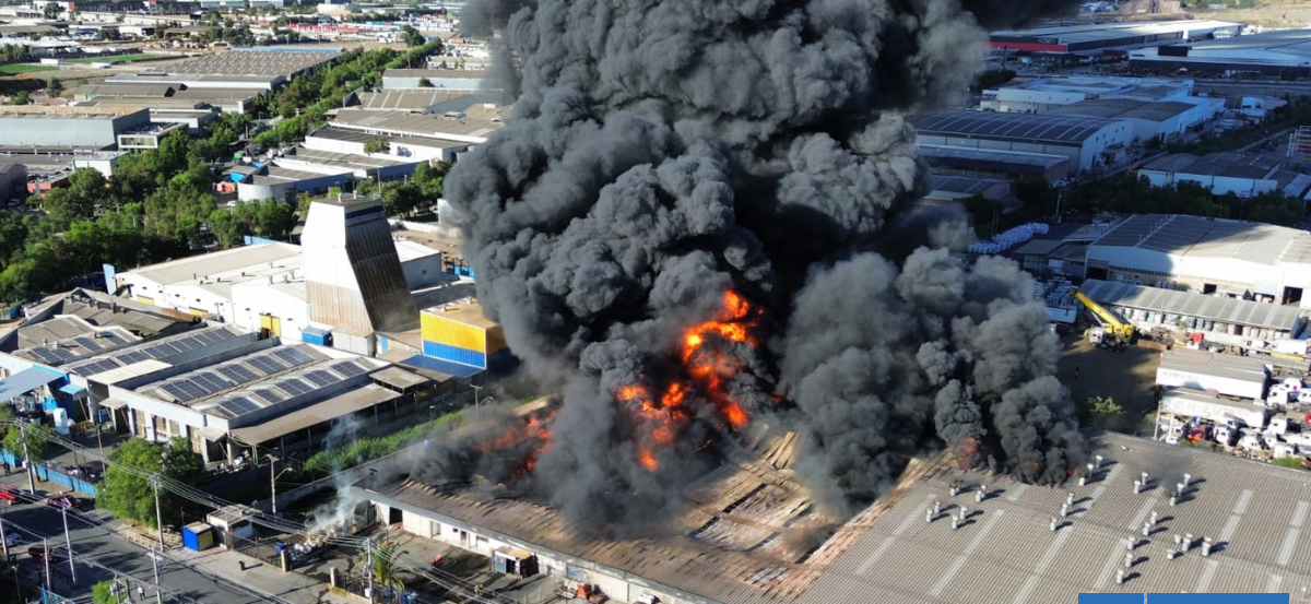 Grave incendio afecta a bodegas en Quilicura: humo es visible en gran parte de la zona norte de la RM
