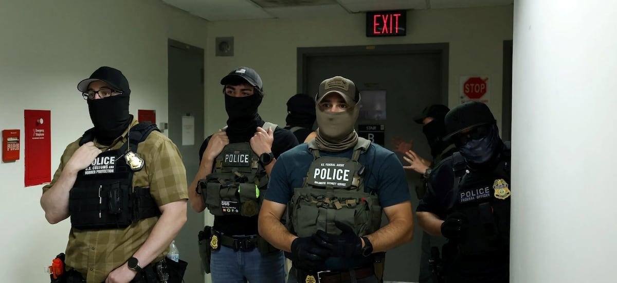 El ‘zar de las fronteras’ de Estados Unidos defiende que los agentes federales lleven máscara para protegerse de agresiones