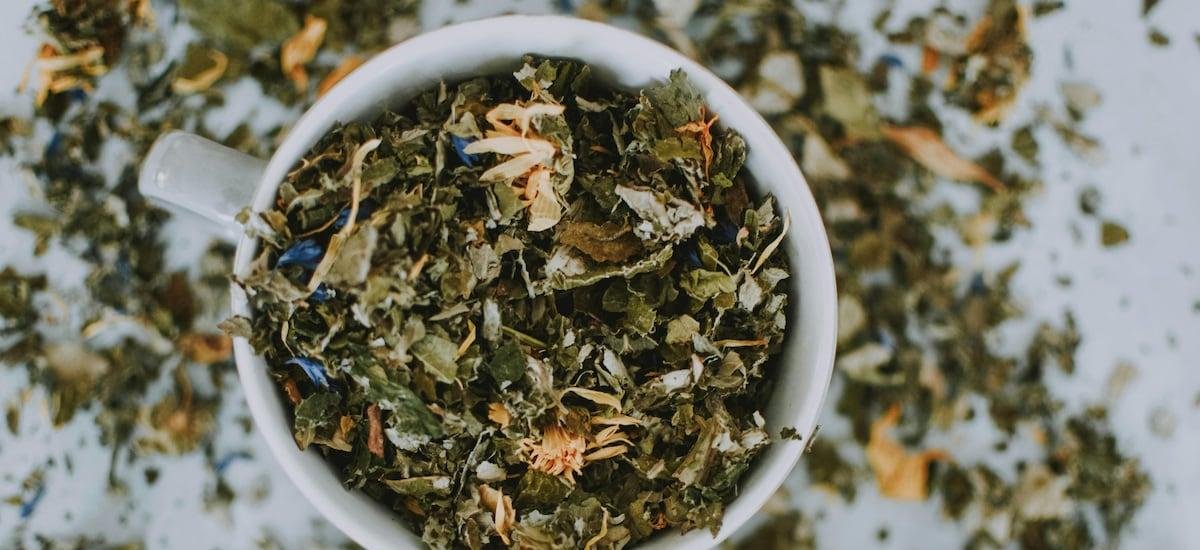 Estas son las tres hierbas que pueden ayudar a combatir el hígado graso de forma natural