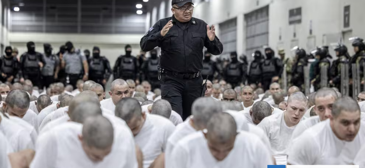 Estilo CECOT: cárceles de Perú obligarán a reos a raparse y usar uniforme