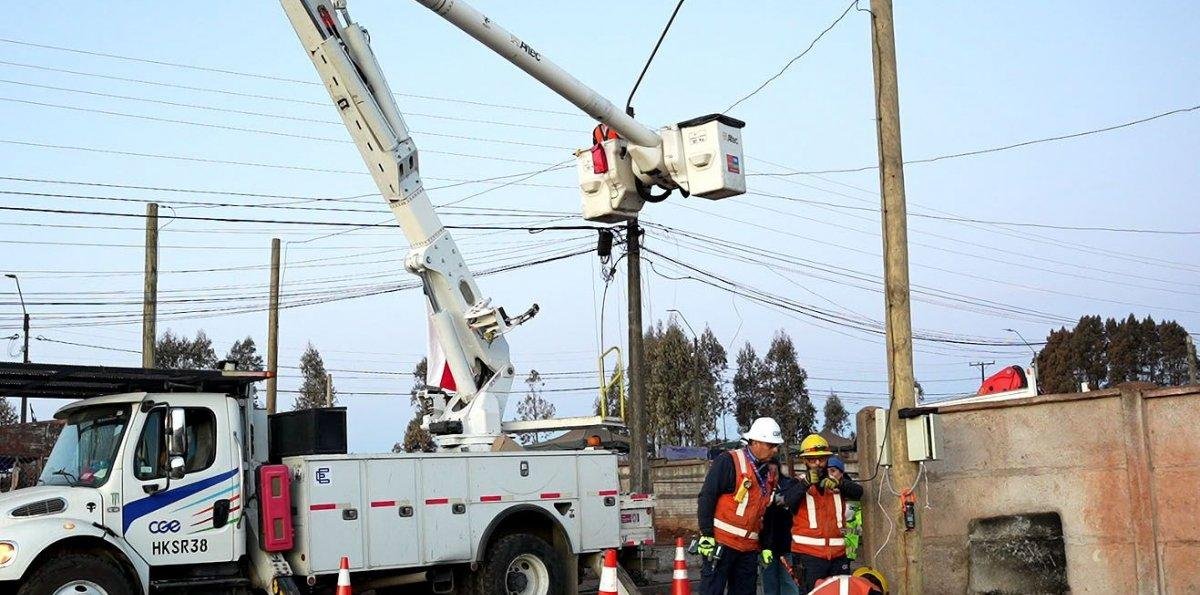 CGE avanza en conexión de clientes en "zona cero" de incendios forestales en la región del Biobío