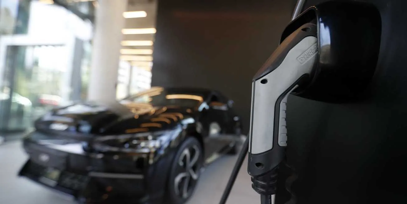 Efecto bencinas: Autos electrificados continúan su expansión en Chile y saltan 110% en lo que va de 2026