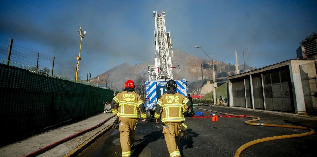 “La vida cambia en un minuto”: el desgarrador testimonio de bombero que estuvo en la explosión en Renca