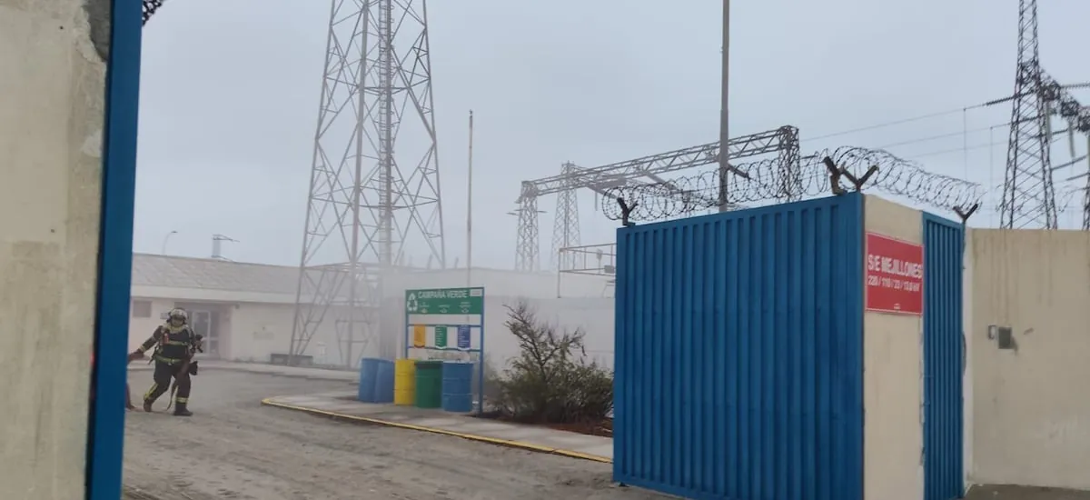 Incendio estructural en subestación eléctrica de Mejillones deja a la comuna sin suministro eléctrico