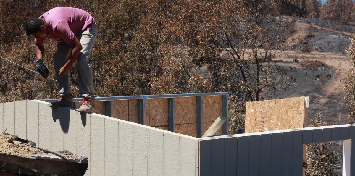 Denuncian problemas técnicos y goteras en viviendas de emergencia instaladas en Tomé