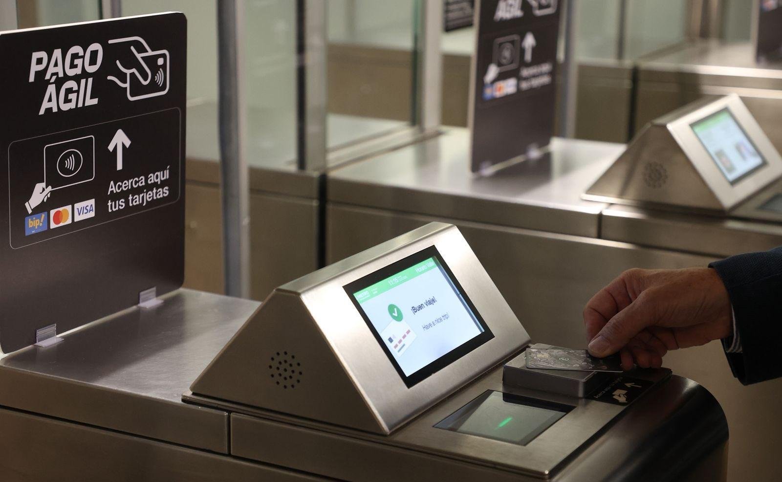 Hoy comenzó “Pago Ágil” en el Metro de Santiago: ¿Cómo funciona el pago con tarjetas bancarias?