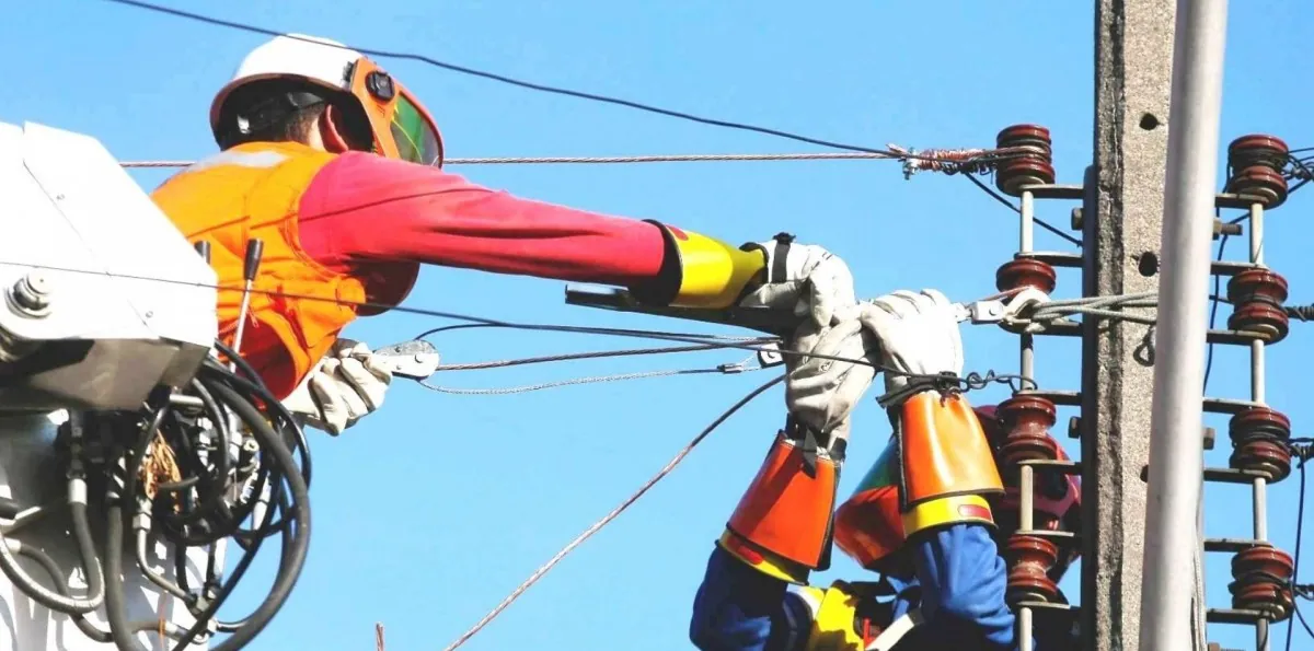 Cortes de luz afectarán a 12 comunas de la RM este martes: Revisa los horarios