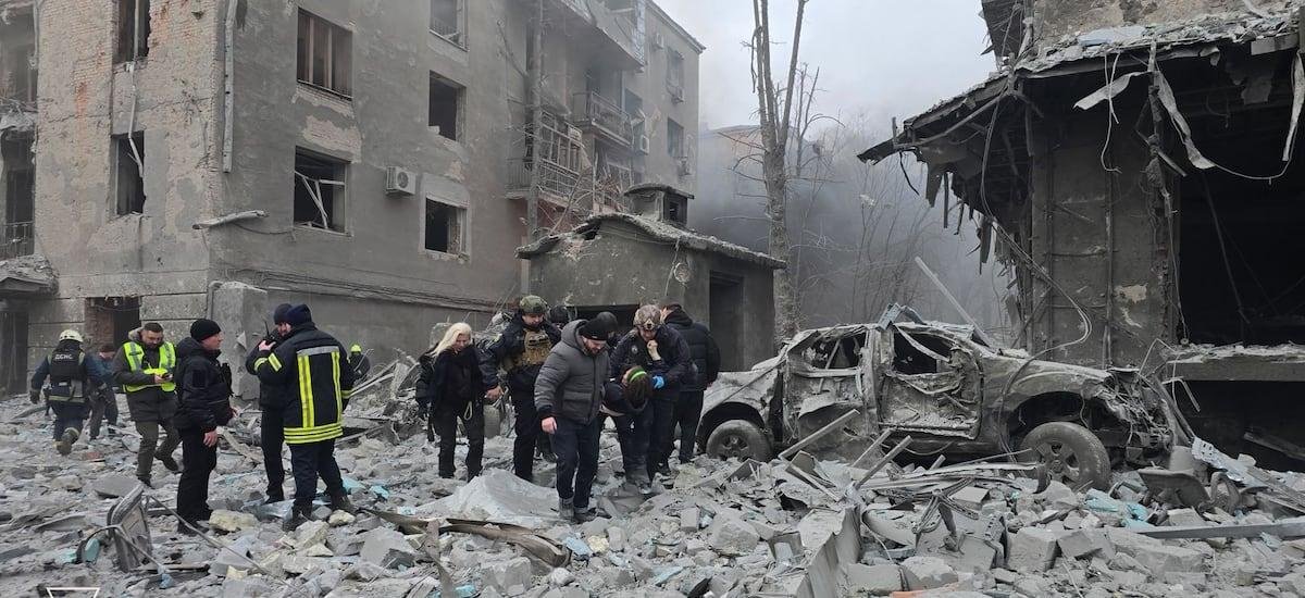 Columna de Oleksandra Matviichuk: Personas ordinarias que hacen cosas extraordinarias - La Tercera