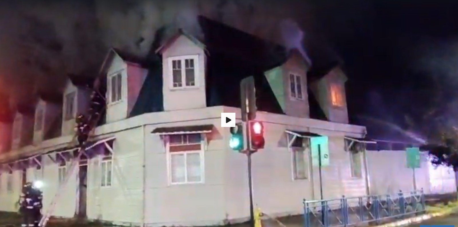 Bomberos rescatan a adulto mayor en medio de incendio que causó millonarios daños en casona de Temuco