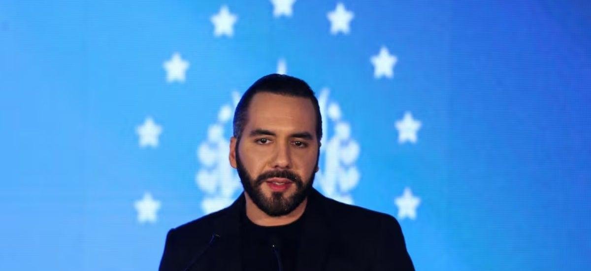 Caída del bitcoin golpea a El Salvador y tensiona la deuda en medio de fricciones con el FMI