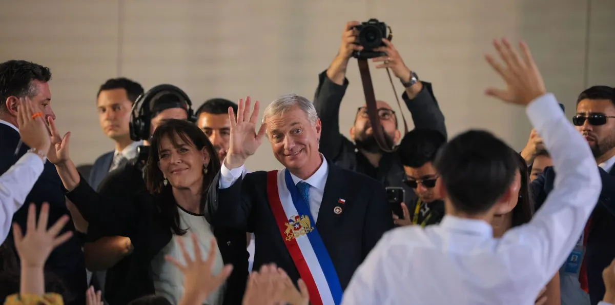 Kast tuvo primer acto público en un liceo: "Quisimos marcar el acento en ustedes, el futuro"