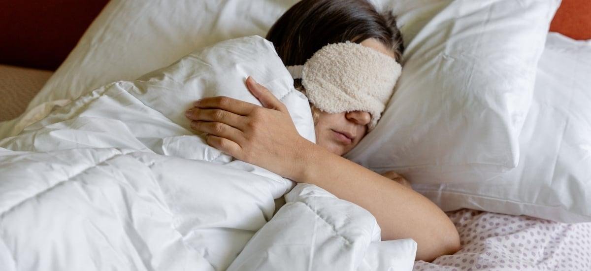 Qué trucos virales para dormir realmente funcionan, según los médicos
