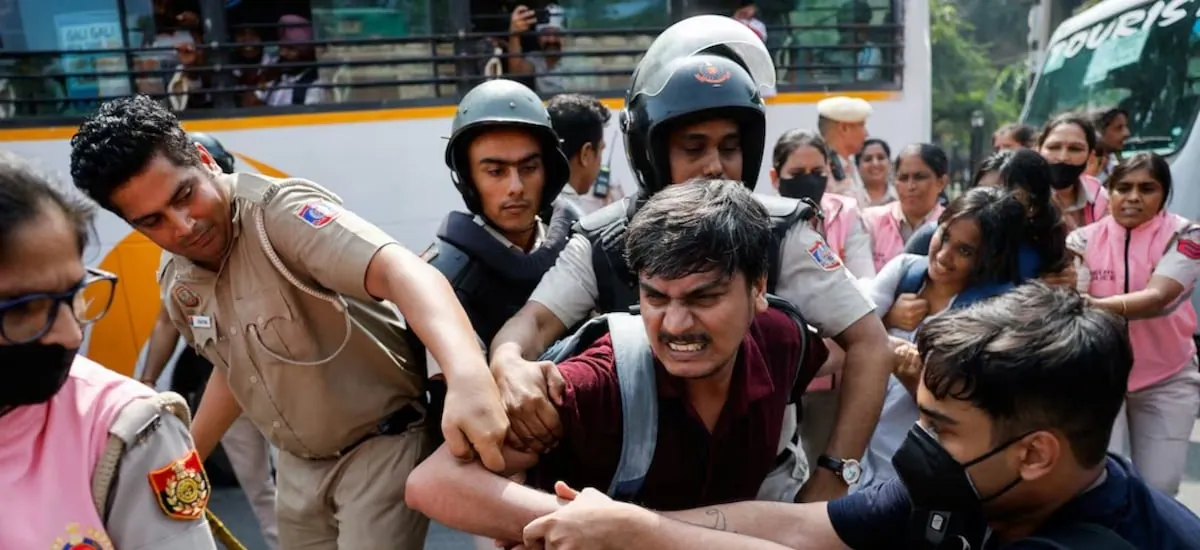 Vuelven “Las Cucarachas” a las protestas contra la revisión del padrón electoral en India: más de 500 detenidos