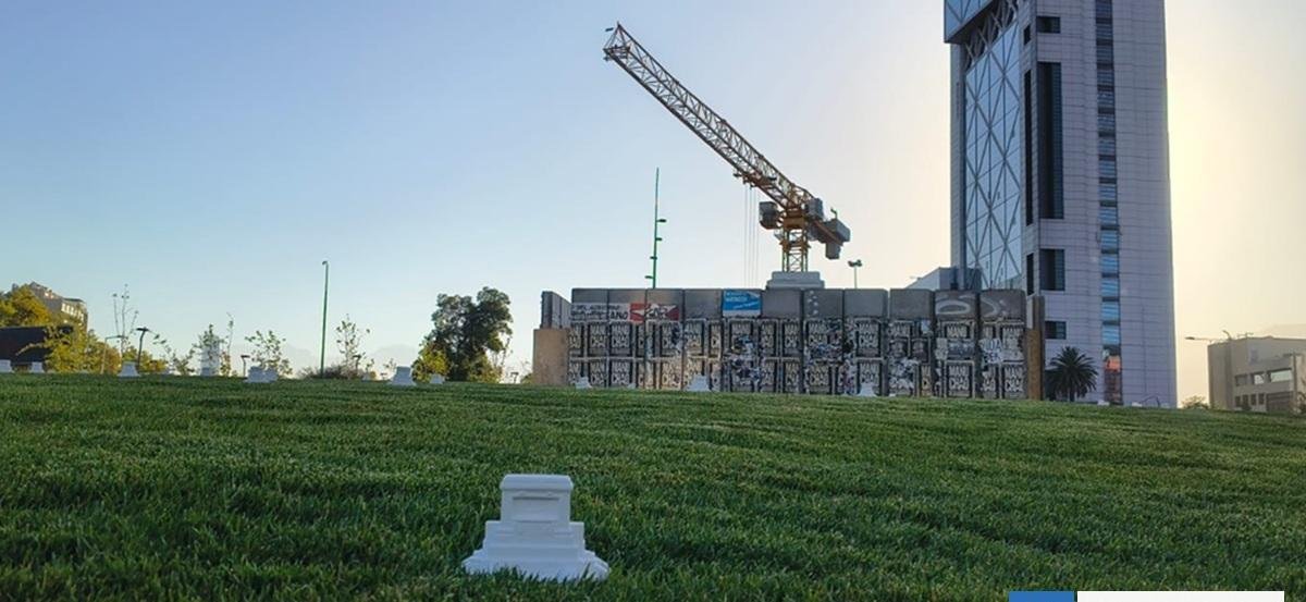 Intervención escultórica puso 207 plintos en miniatura del Monumento a Baquedano en Plaza Italia